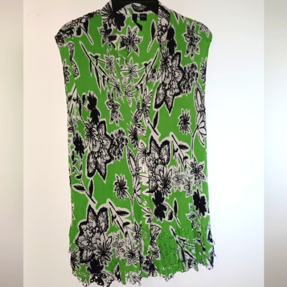 Essentials By Milano Sleeveless Blouse. Size Large.